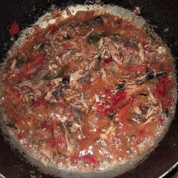 Masukkan ikan yang sudah disuwir, dan tambahkan air dan penyedap rasa, lalu aduk rata