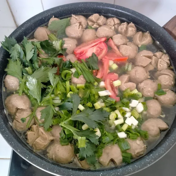 Terakhir tambahkan potongan tomat, daun bawang, daun seledri, dan minyak wijen. Masak sesaat, angkat dan sajikan