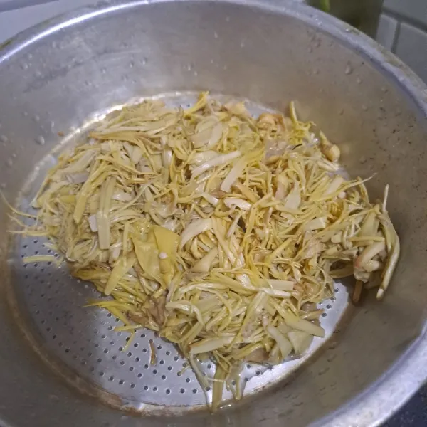 cuci bersih kembang duren, (beli ditukang sayur udah direbus) direbus ulang bentar kasih garam lalu tiriskan)