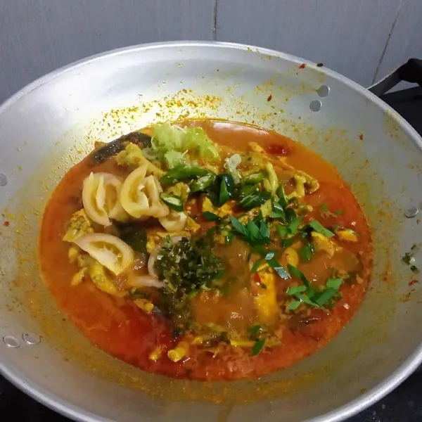setelah mendidik aduk aduk kembali tambahkan potongan tomat,daun bawang dan daun seledri aduk hingga layu,jika dudah matang matikan kompor lalu angkat dan siap di sajikan2