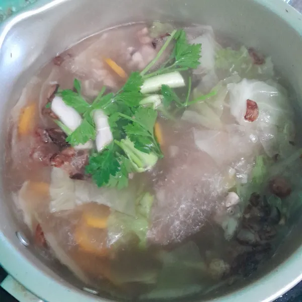 Tambahkan bawang goreng, daun bawang dan daun seledri tes rasa, siap disajikan