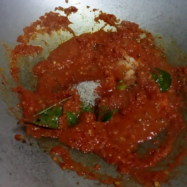 tumis bumbu sampai matang dan harum,tambakan 2 sdt garam1/2 stdgula dan 1/2 sdt penyedap rasa aduk sampai rata