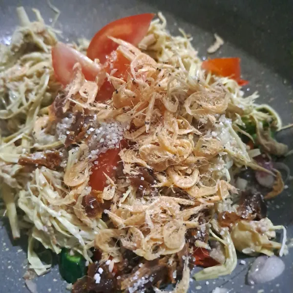 Masukan kembang duren, bumbu-bumbu, tomat dan udang rebon masak sampai bumbu meresap