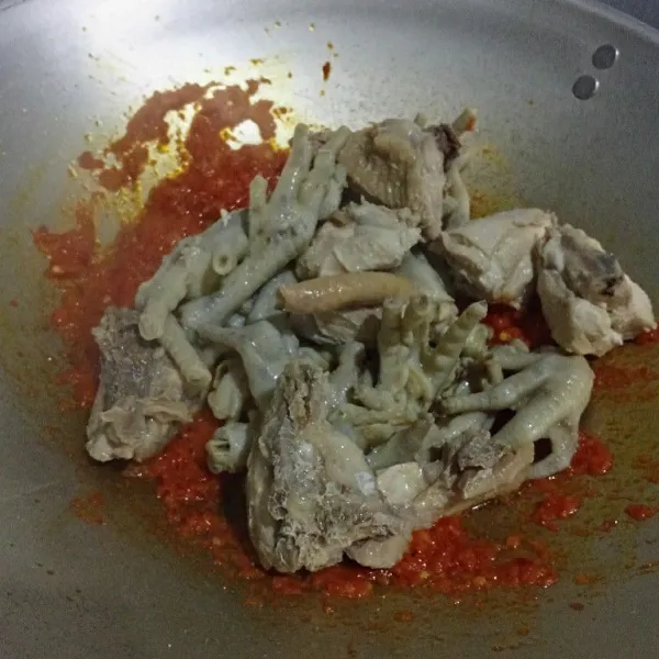 masukan ceker dan ayam aduk sampai rata