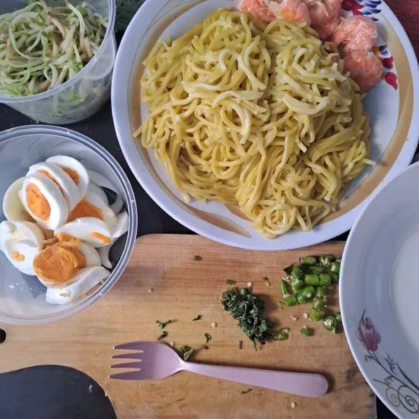 Siapkan bahan pelengkap. Tata mie, tauge, siram dengan kuah beri telur dan irisan cabe, seledri, udang dan sajikan.