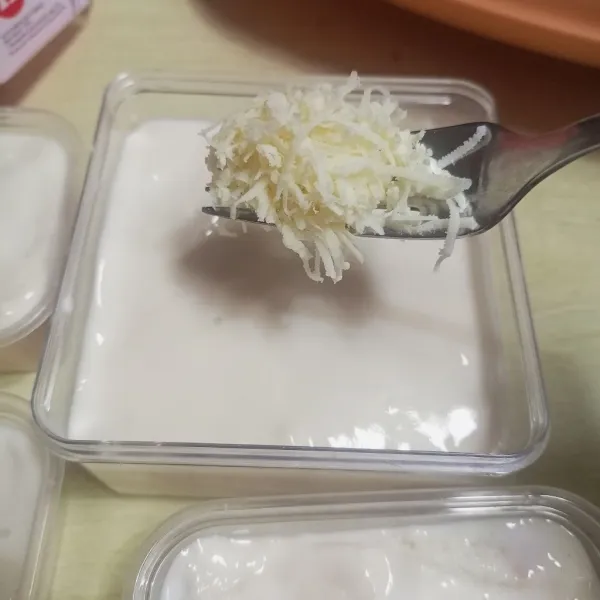 Taburi keju parut lalu beri topping sesuai selera.