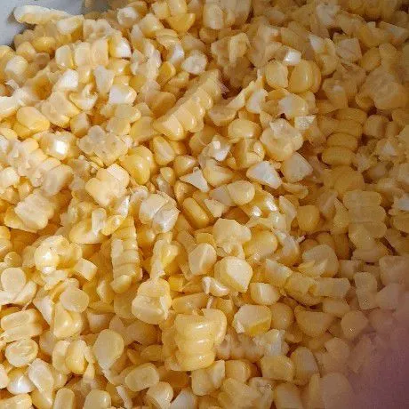 Cuci jagung manis lalu pipil setelah semua dipipil, kukus jagung sampai matang