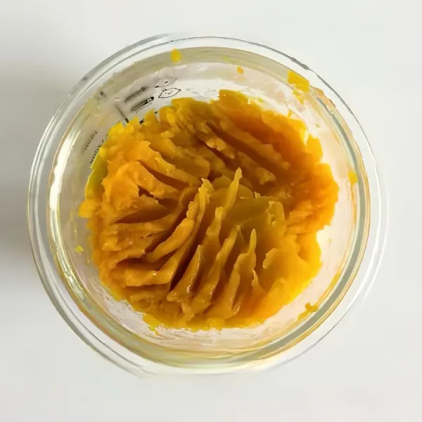 Haluskan 200 gr labu, lalu letakkan di atas lapisan ubi Cina sebagai lapisan kedua