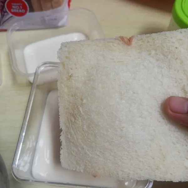 Masukkan roti tawar lalu timpa dengan Fla lalu timpa dengan roti tawar dan timpa lagi dengan Fla.