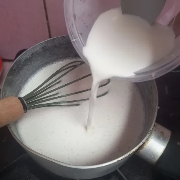Tambahkan larutan maizena lalu aduk dan masak hingga meletup -letup lalu dinginkan.