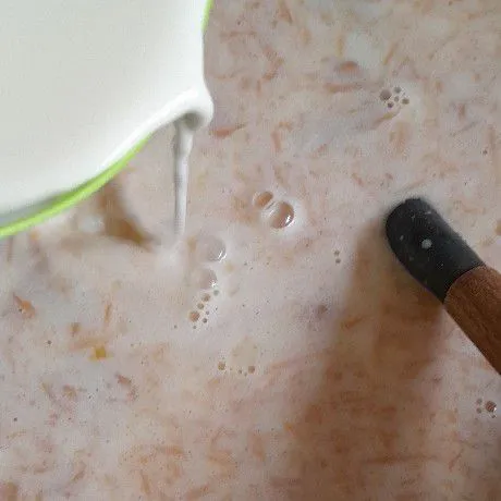 masukan maizena yang sudah dicampur air, aduk terus