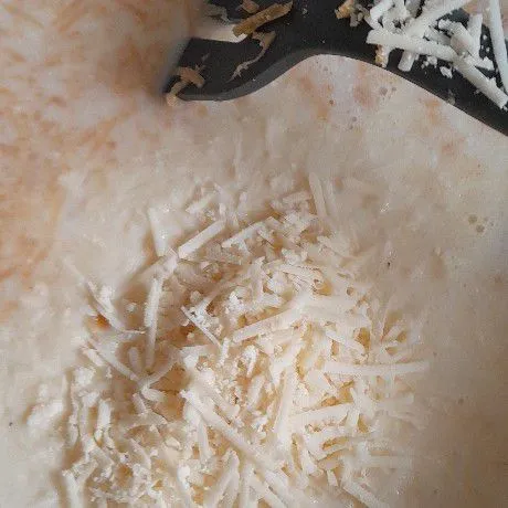Tuang ke dalam wajan susu cair, kental manis, dan keju cheddar parut masak sampai hangat sambil diaduk