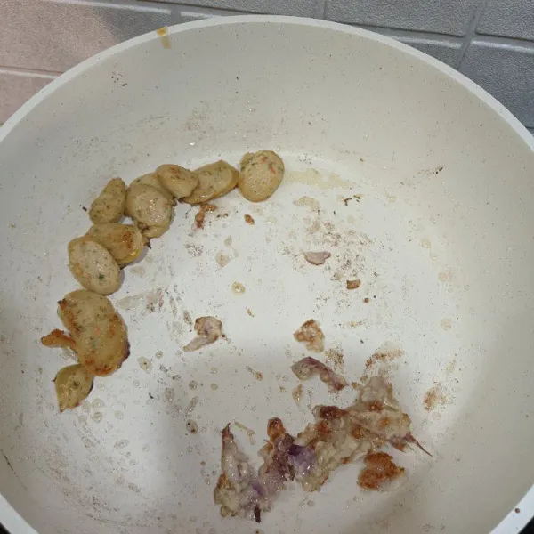 Tumis bumbu halus hingga harum. Lalu tambahkan irisan sosis. Tumis hingga kecoklatan matang.