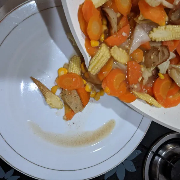 Lalu tuang ke piring saji. Selesai.