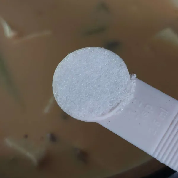 Tambahkan seasoning, kecilkan api dan masak sebentar.