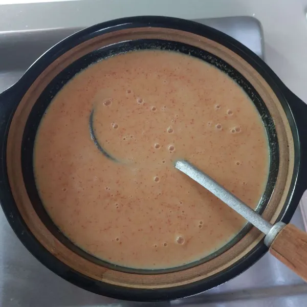 Campur bumbu halus dengan santan.