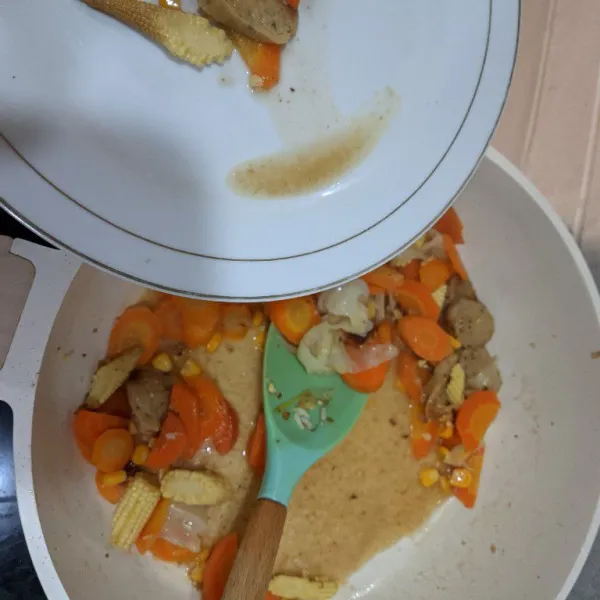 Bubuhi garam, MSG dan Koreksi rasa. Jika sudah pas. Mastikan kompor.