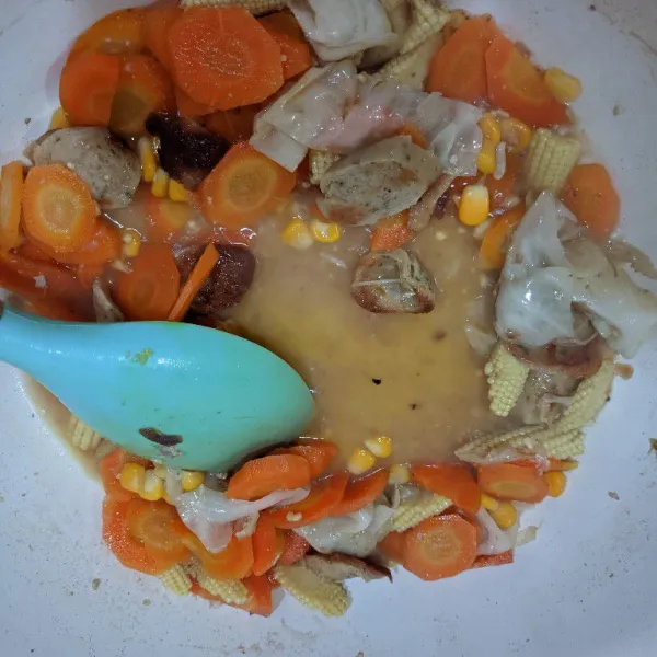 Masak hingga wortel empuk sekitar 3-5 menit.