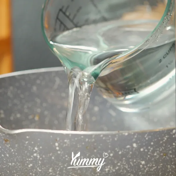 Masukan air dan tambahkan garam, kaldu jamur, lada putih, kecap manis, kecap asin, saus tiram, minyak wijen dan larutan tepung tapioka, aduk hingga rata.