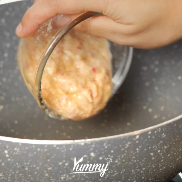 Tumis bumbu halus hingga wangi dan tambahkan ayam fillet, udang, daun salam, daun jeruk dan masak hingga matang.