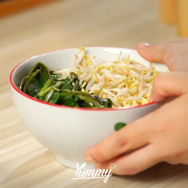 Sajikan di mangkuk dengan menata mie, kangkung, tauge dan kuah.