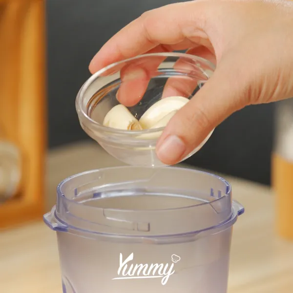 Masukan bawang putih, bawang merah, kemiri, ebi, minyak ke dalam blender. Blender hingga halus dan sisihkan.
