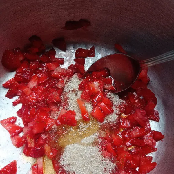 Masukkan strawberry, gula pasir dan madu ke dalam pan.