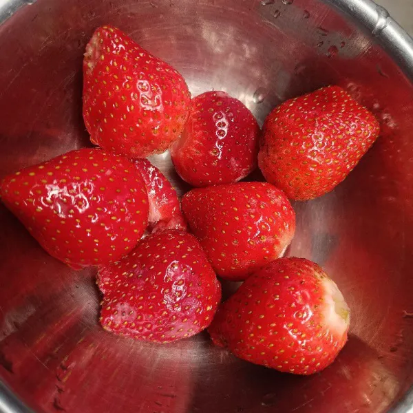 Siapkan strawberry yang sudah di cuci dan dibuang daunnya.