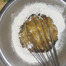Tambahkan kuning telur, gula pasir, tepung gluten free, baking powder, dan baking soda.