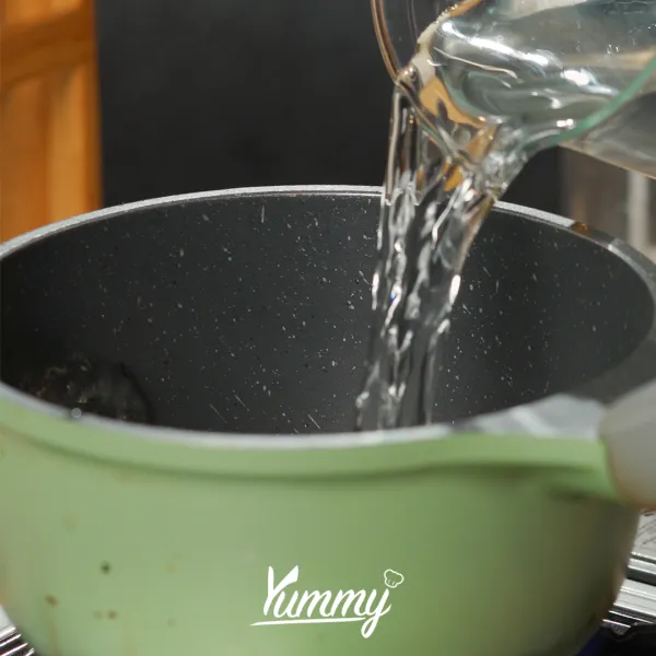 Didihkan air dan rebus kangkung, tauge, dan mie satu persatu dan sisihkan.