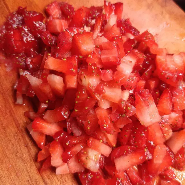 Potong strawberry jadi kecil-kecil, dadu juga boleh.