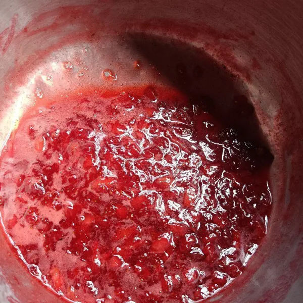 Masak dengan api sedang sampai bentuknya seperti compote atau semacam selai.