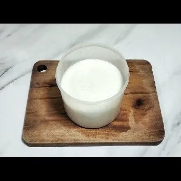 Saring santan yang sudah diparut.