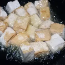 Goreng tahu putih yang sudah di potong-potong jadi 2