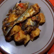 Balado ikan cucut dan tahu pedas siap di sajikan