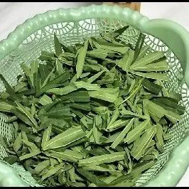 Petik dan bersihkan daun singkong.