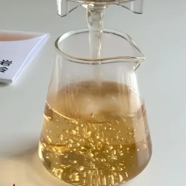 Masukkan 5 gr teh Pu-erh ke dalam gelas atau teko. Tambahkan 200 ml air panas, lalu seduh selama 3-4 menit