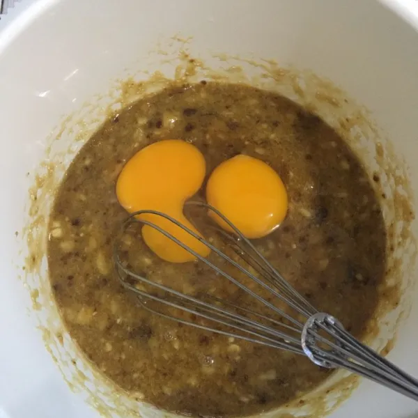 Tambahkan telur, aduk rata.