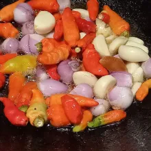 Goreng bawang merah, bawang putih, dan cabe rawit lalu haluskan