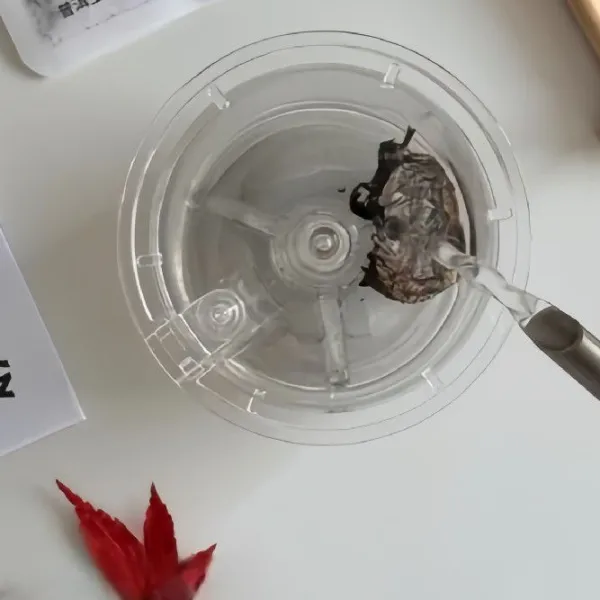 Setelah teh selesai diseduh, saring untuk memisahkan daun teh, lalu simpan air teh untuk digunakan nanti