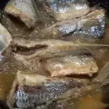 Cuci bersih ikan cucut lalu goreng dengan minyak panas