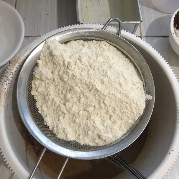 Tambahkan tepung terigu, aduk rata.