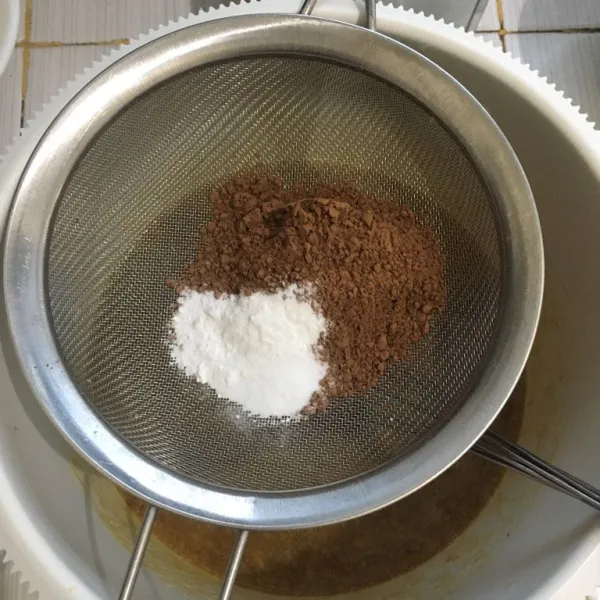 Tambahkan coklat bubuk, baking soda dan baking powder. Aduk rata.