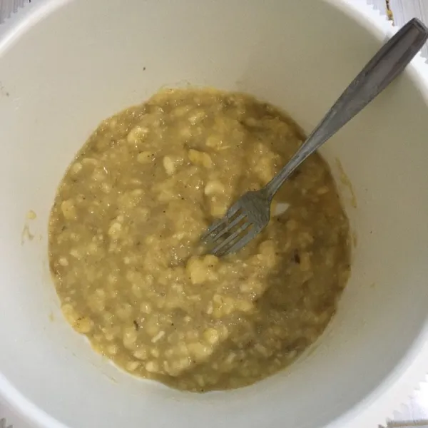 Lumatkan pisang dengan garpu.