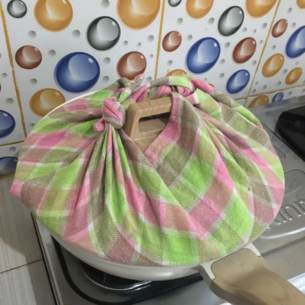 Panaskan kukusan. Beri serbet bersih agar adonan tidak kena tetesan air dari kukusan.