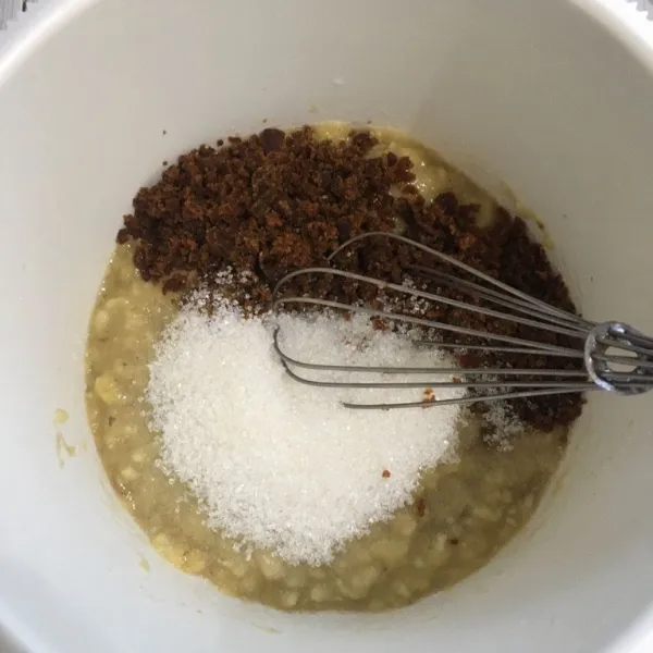 Tambahkan gula merah dan gula pasir. Aduk rata.