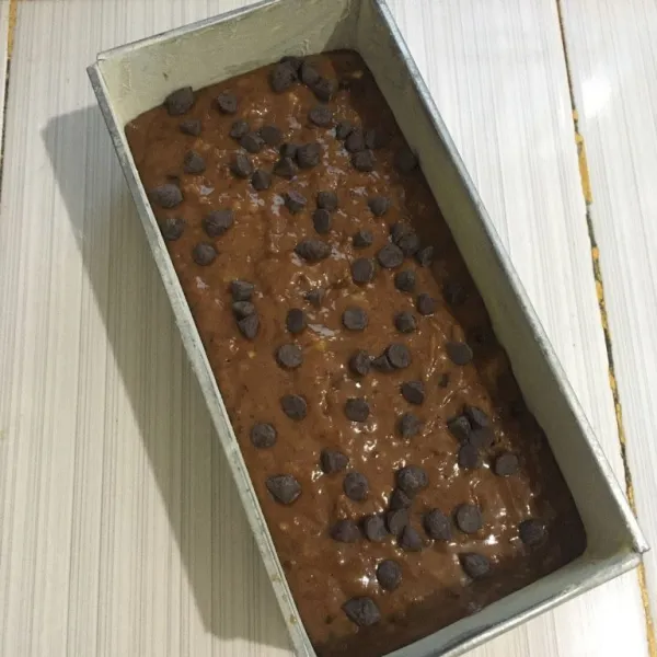 Tuang adonan ke dalam loyang, taburi toping sesuai selera. Hentakkan sebelum dikukus.