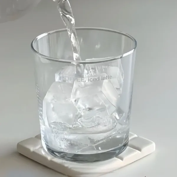 Tuangkan 50 ml air kelapa ke dalam gelas saji