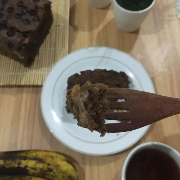 Setelah matang, tunggu beberapa saat lalu keluarkan dari cetakan. Potong dan sajikan.