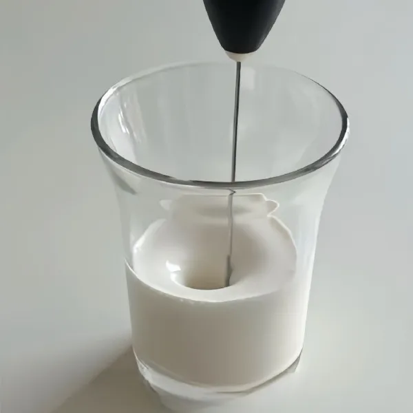 Campurkan 100 ml krim susu dan 10 gr gula, lalu kocok hingga mengembang